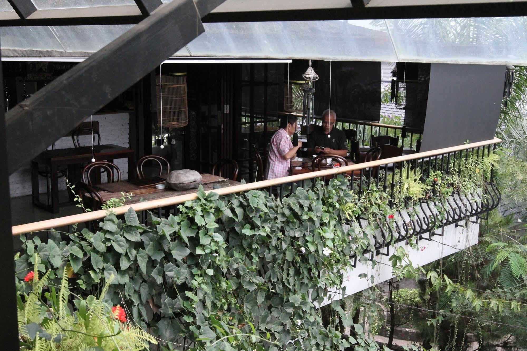 Hotel Capital O 852 The Silk At Dago Bandung Exterior foto